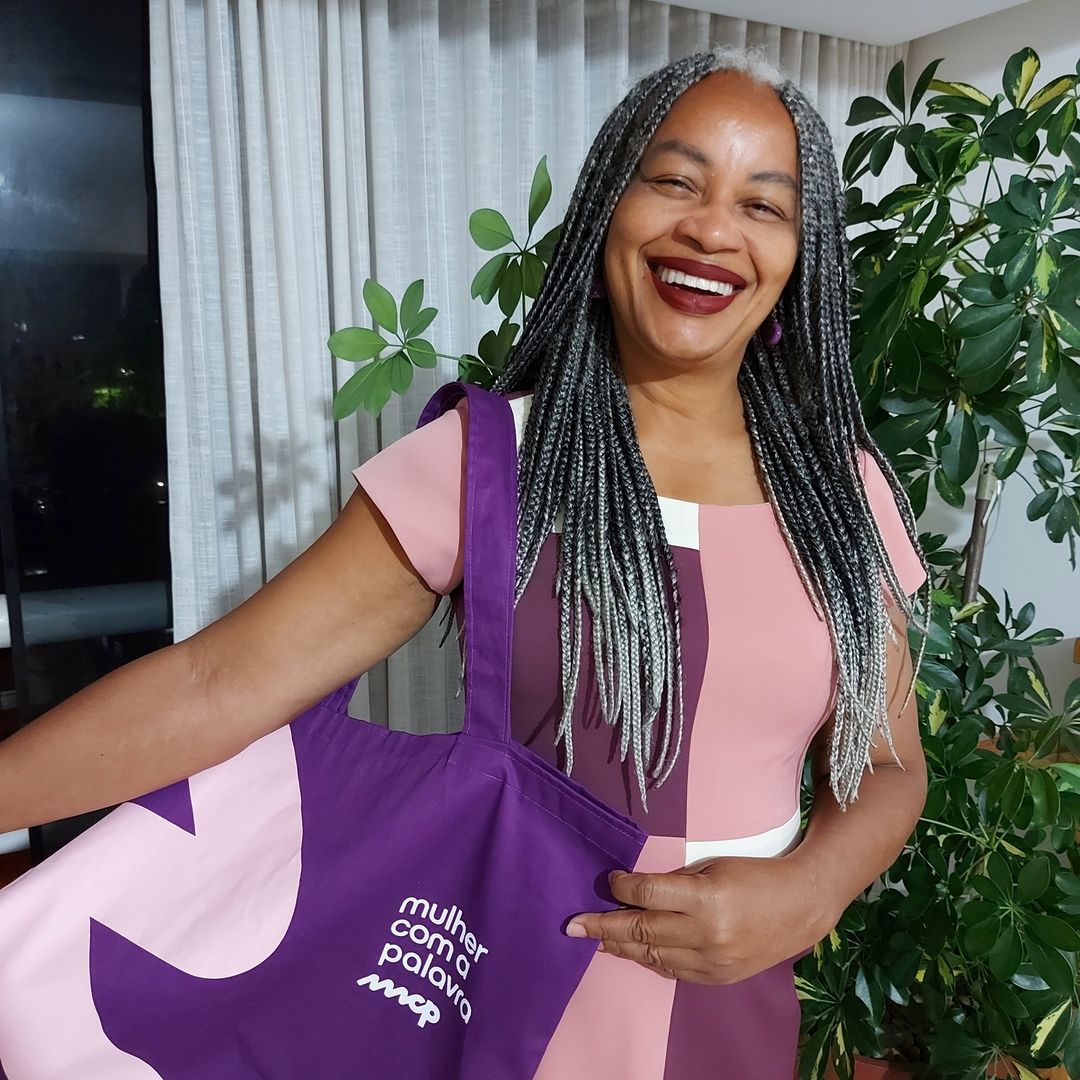 Olívia Santana celebra aprovação de projeto contra pobreza menstrual na Bahia